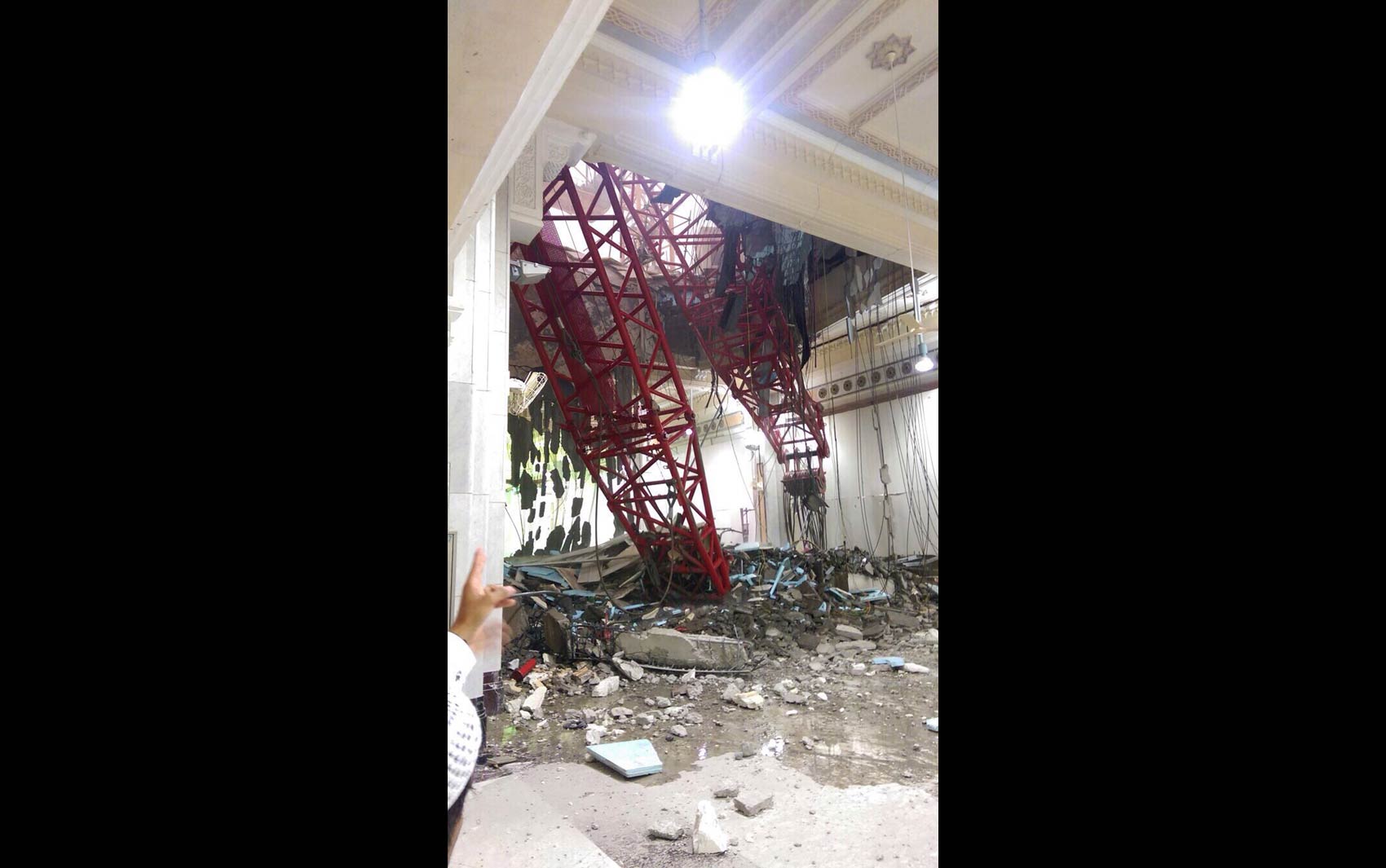 Estrutura do guindaste destruiu parte da lateral e do teto da Grande Mesquita de Meca, causando a morte de dezenas de fiéis