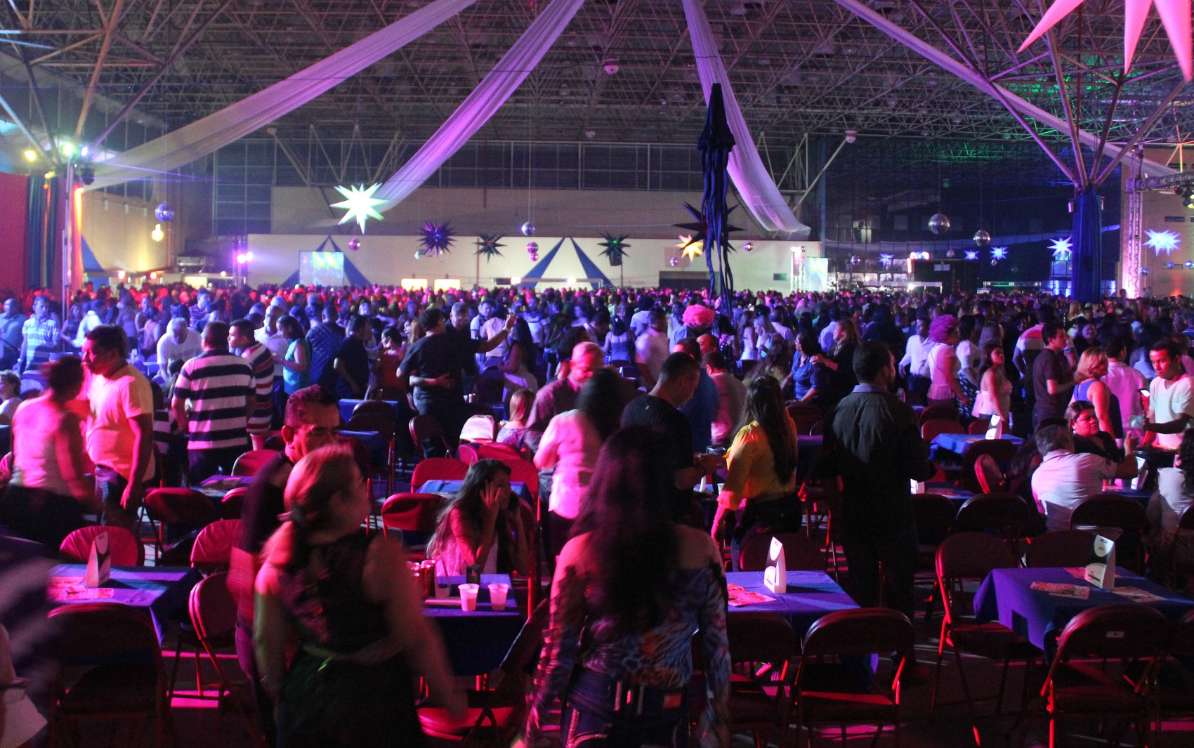 Quarta edição da festa 'Studio Disco' embalou o público de Manaus "Nos Tempos da Brilhantina"