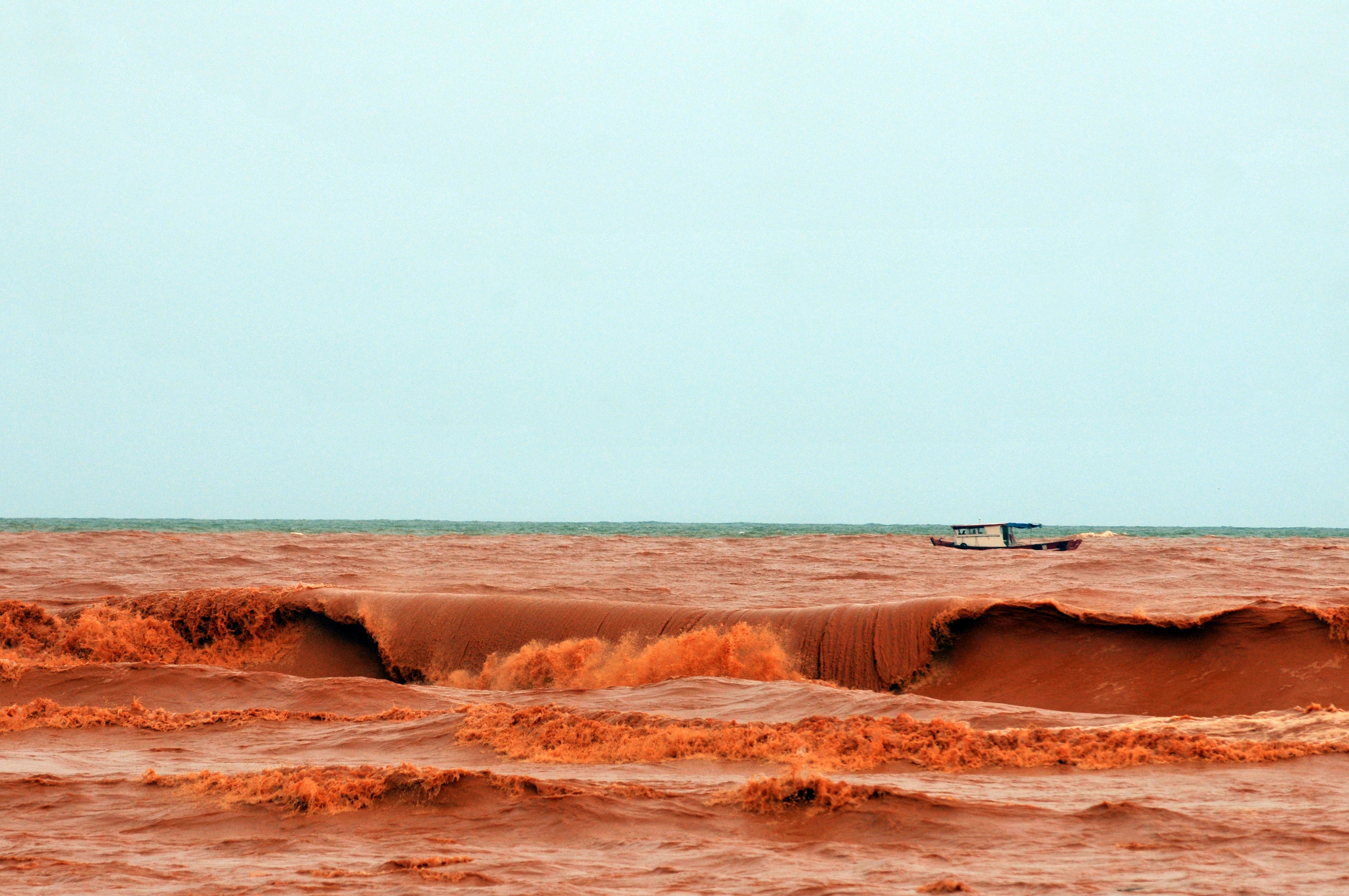 24/11 - Mar em Regência, no Espírito Santo, é tomado por lama após o rompimento das barragens da mineradora Samarco, cujos donos são a Vale e a australiana BHP