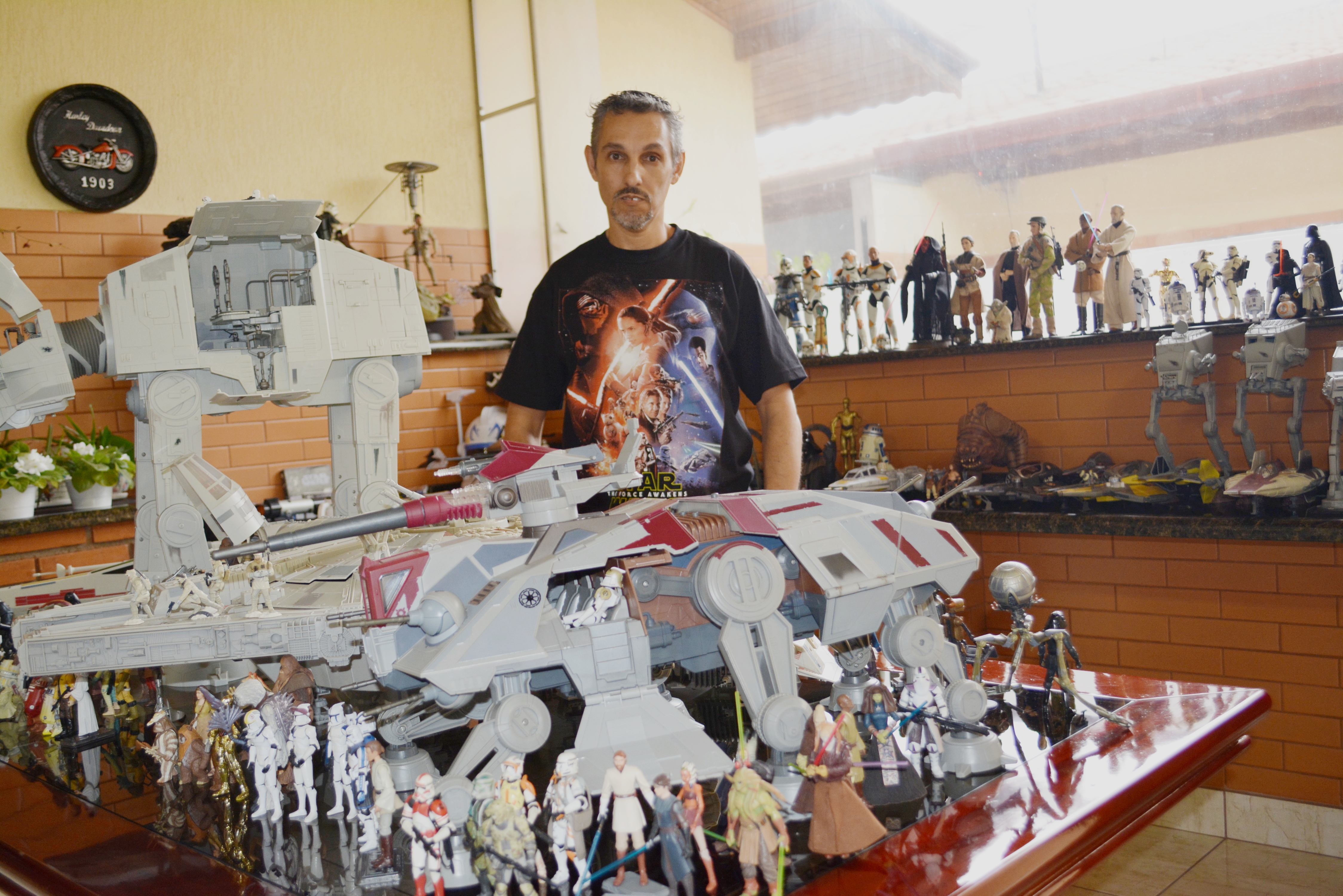 Márcio da Silva, de Suzano, coleciona itens sobre Star Wars há 20 anos