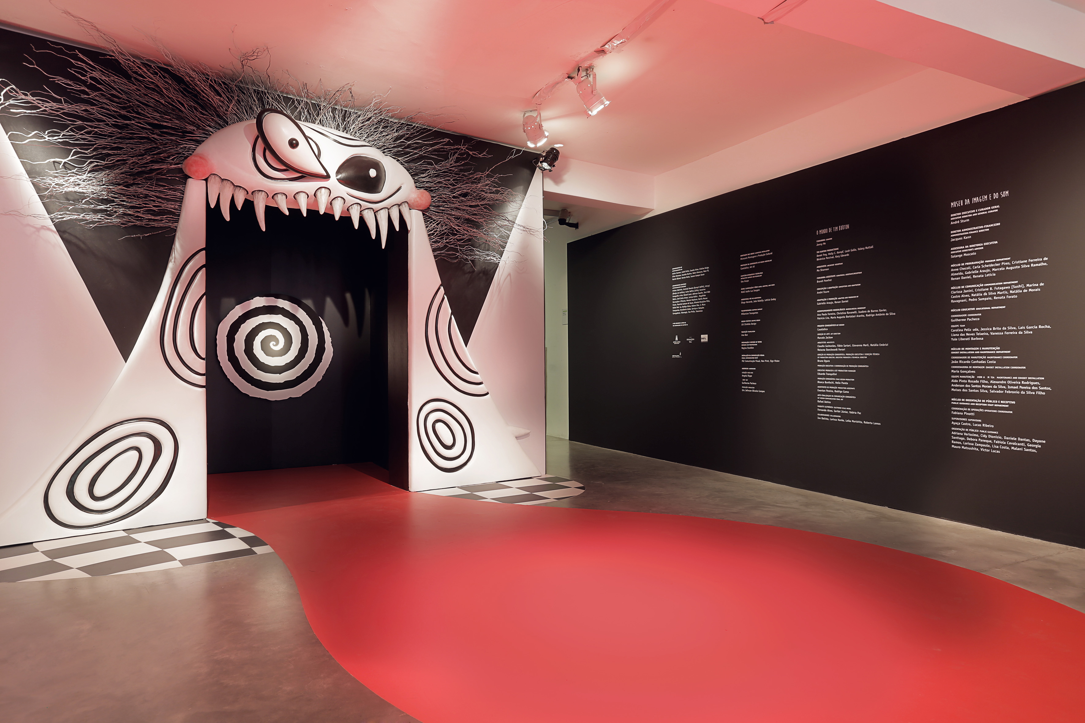 Entrada da exposição 'O mundo de Tim Burton', que acontece no Museu da Imagem e do Som, em SP, até 15 de maio