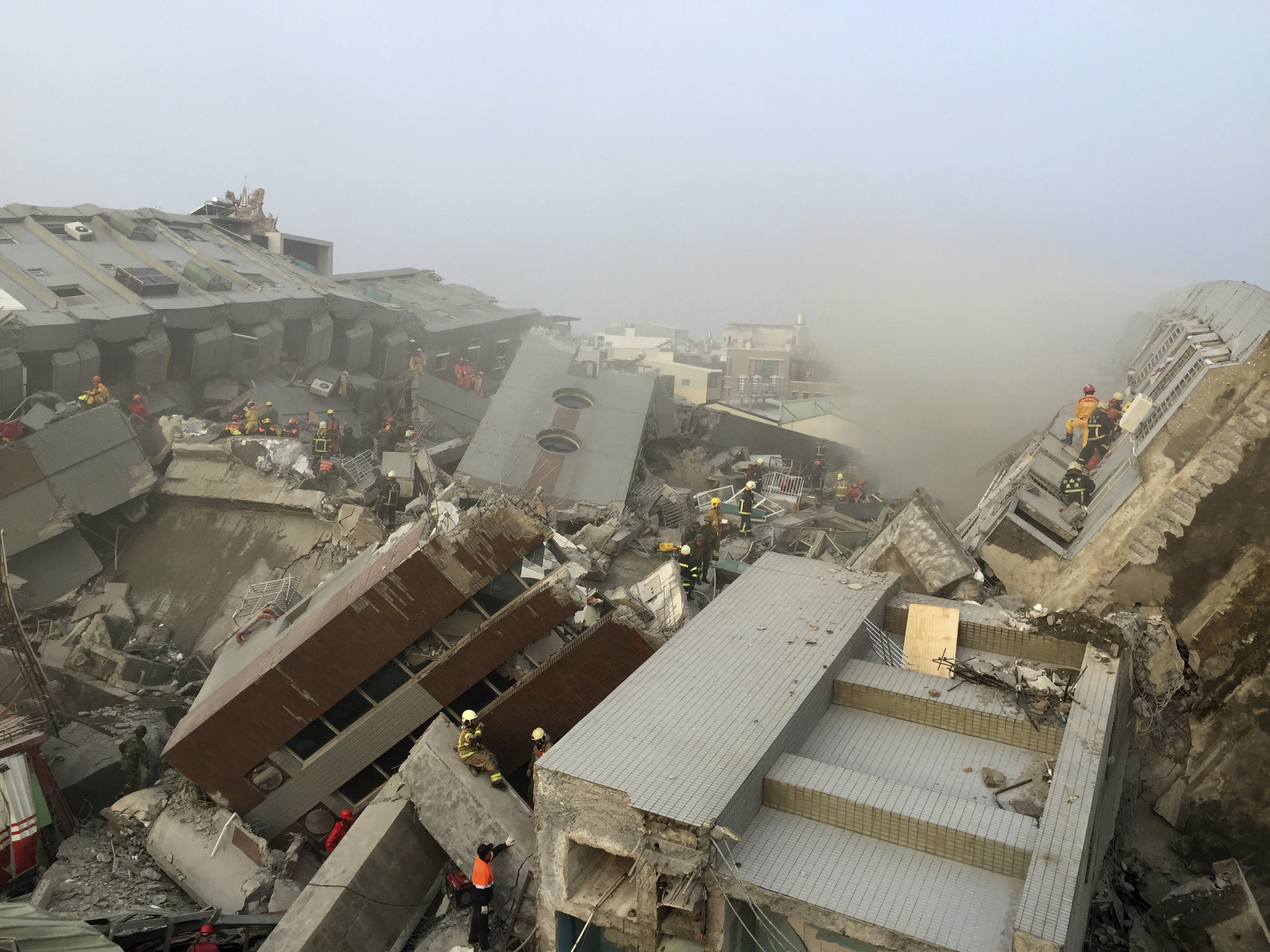 Землетрясение в тайване. Тайвань землетрясение 2018. Землетрясение на Тайване 1999. Землетрясение разрушения. Здания после землетрясения.