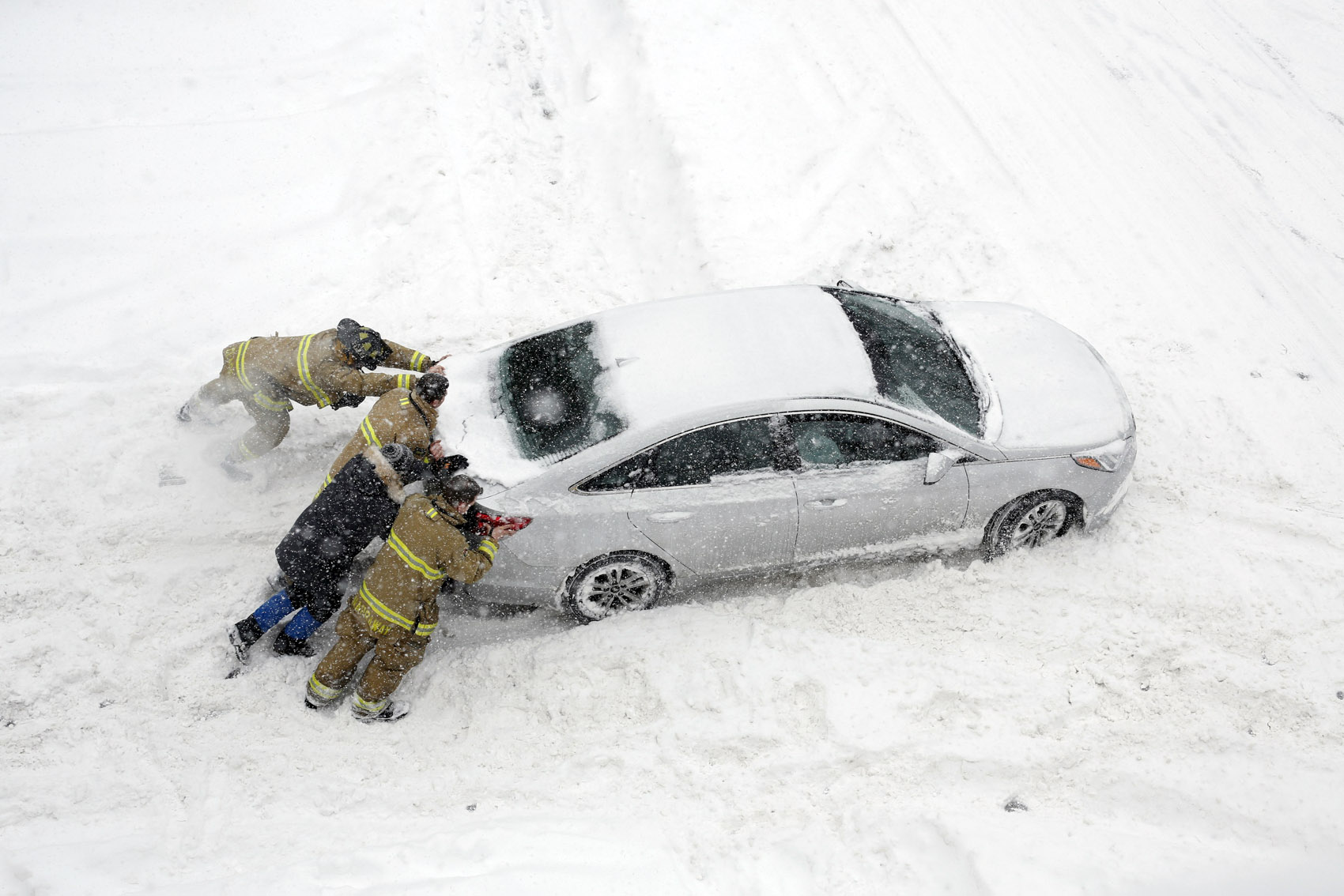 Вытащить из сугроба. Машина в сугробе. Машина в снегу. Машина застряла в снегу. Машина буксует в сугробе.