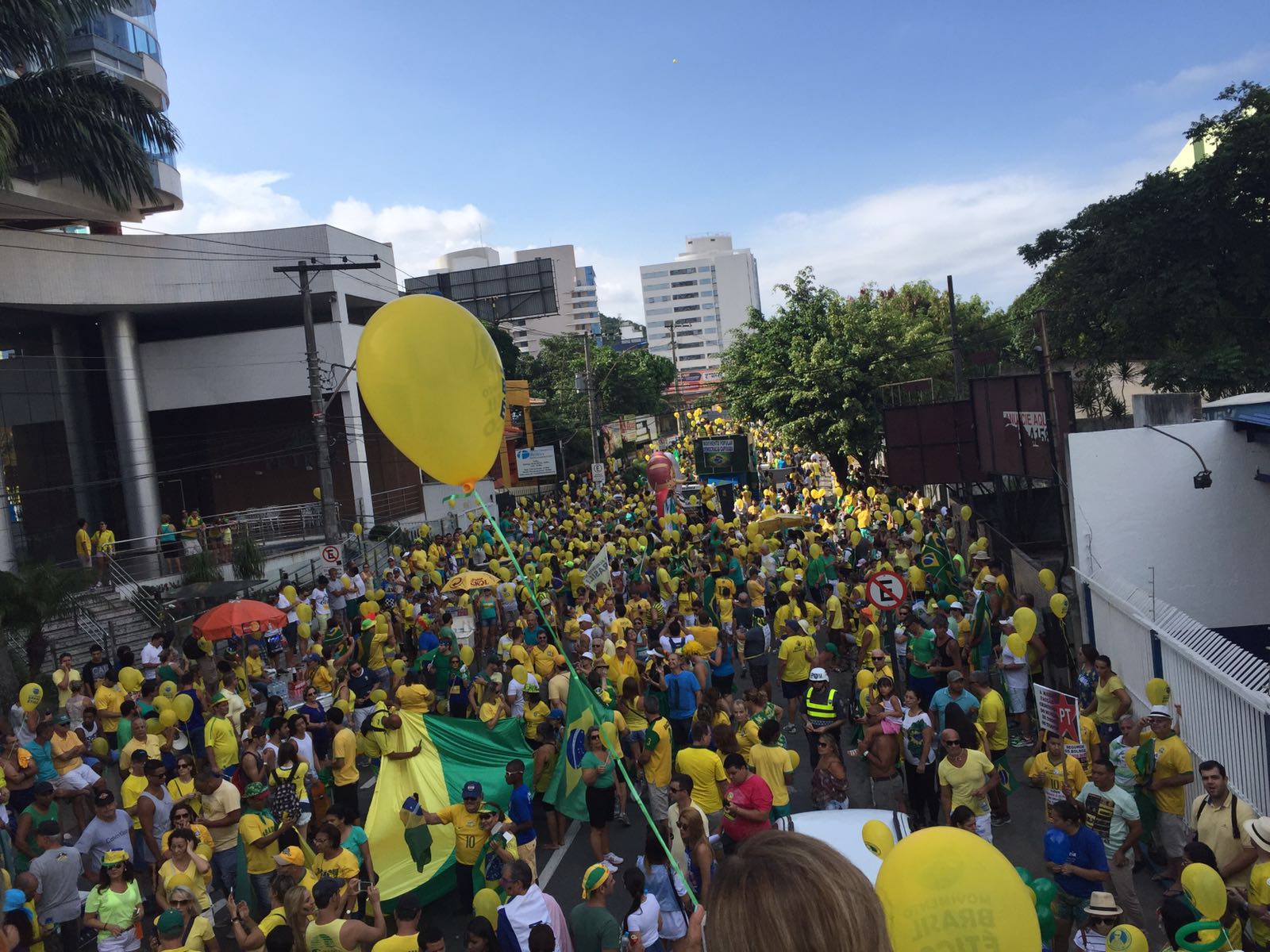 Manifestantes se concentram em um posto de combustíveis em Vila Velha