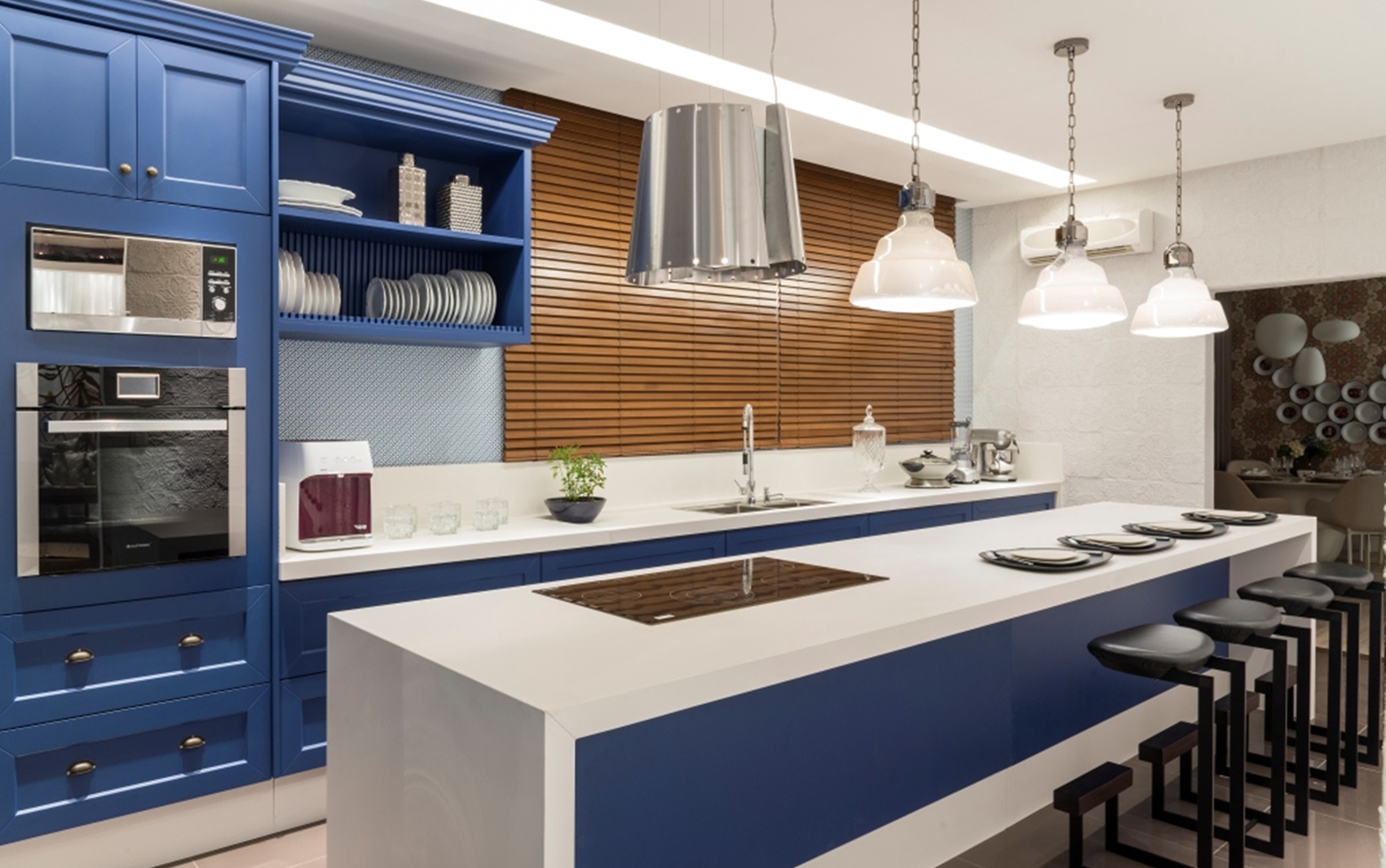 Белая кухня синяя столешница. Синие кухни. Бело синяя кухня. Синий кухонный гарнитур. Синяя кухня в интерьере.