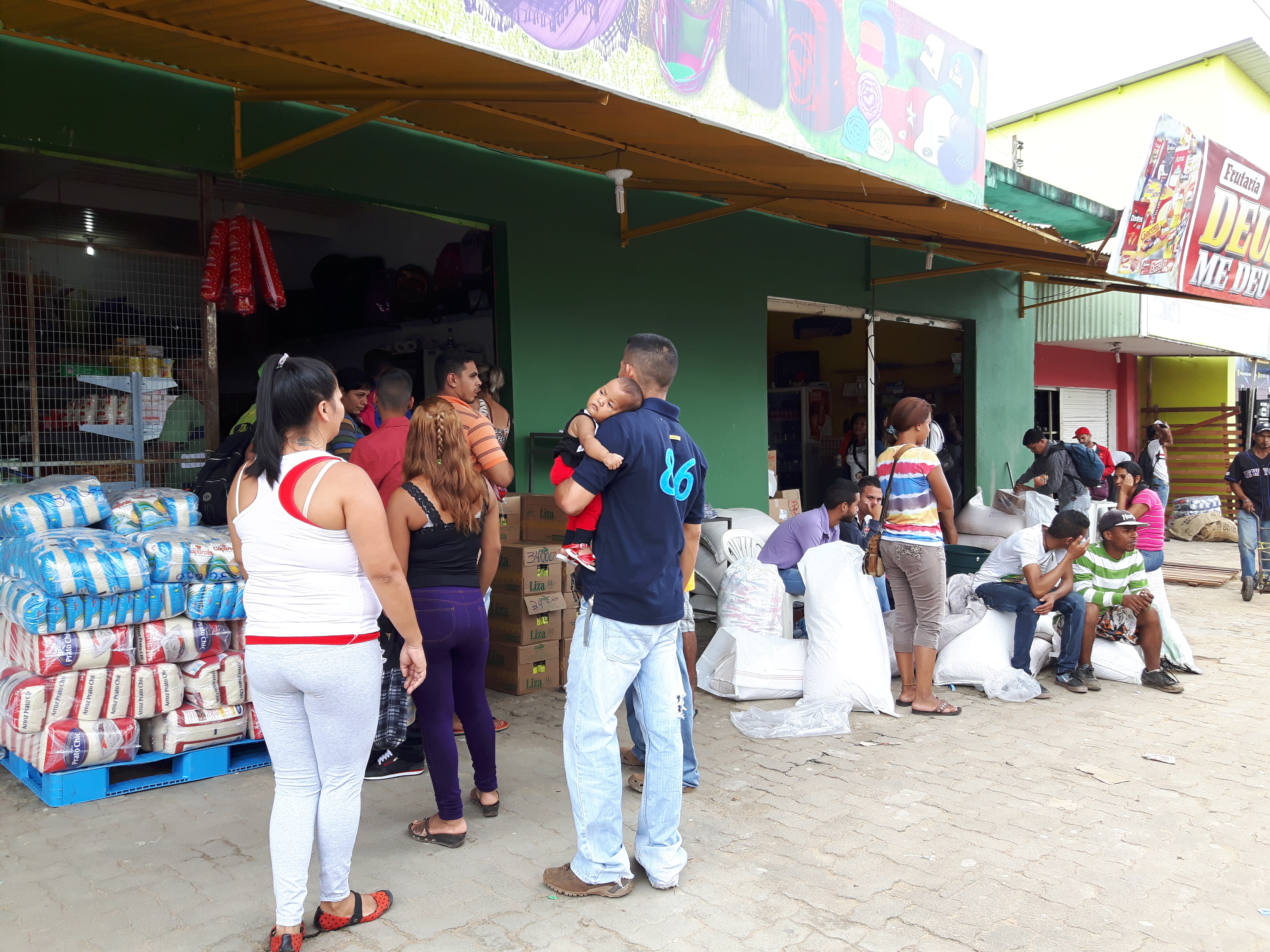Ruas de Pacaraima, cidade a 250 KM de Boa Vista, foram 'tomadas' por venezuelanos em busca de comida