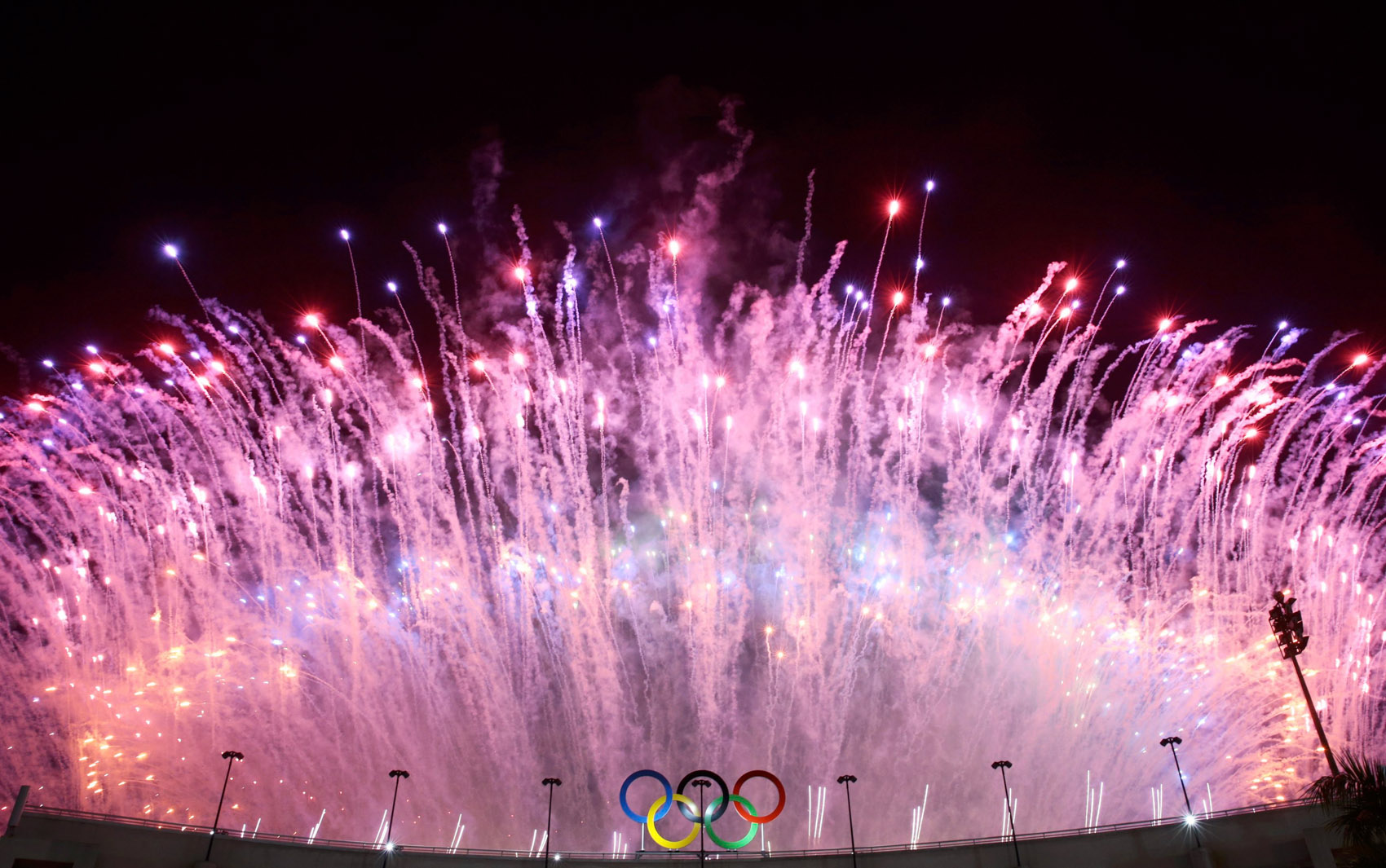 Fogos de artifício explodem durante o final da abertura dos Jogos Olímpicos Rio 2016 no estádio do Maracanã