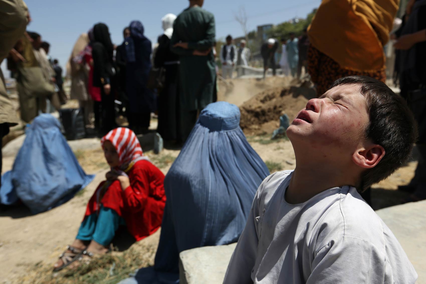 Menino chora durante o funeral de sua irmã Zarah, jovem afegã de 14 anos que estava grávida e foi morta incendiada na casa de seu marido em Cabul, Afeganistão. Ela teria sido torturada e incendiada pela família do marido após o acordo nupcial fracassar