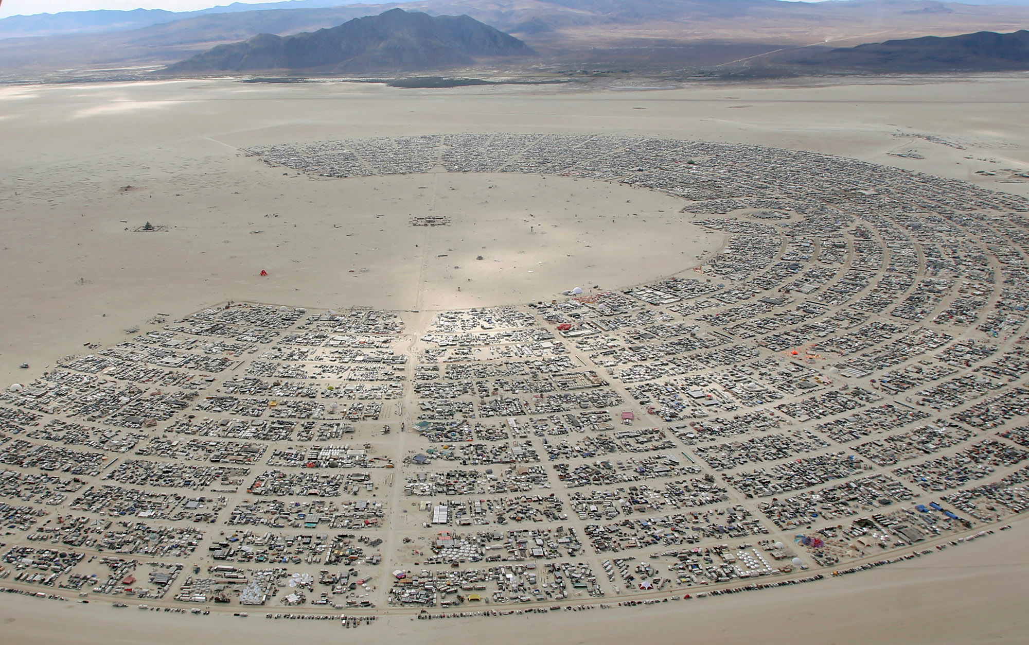 31/08 - Foto aérea mostra o deserto Black Rock em Nevada, nos EUA, onde acontece a 30ª edição do festival de música Burning Man. Cerca de 70 mil pessoas de todo o mundo se reúnem para o festival