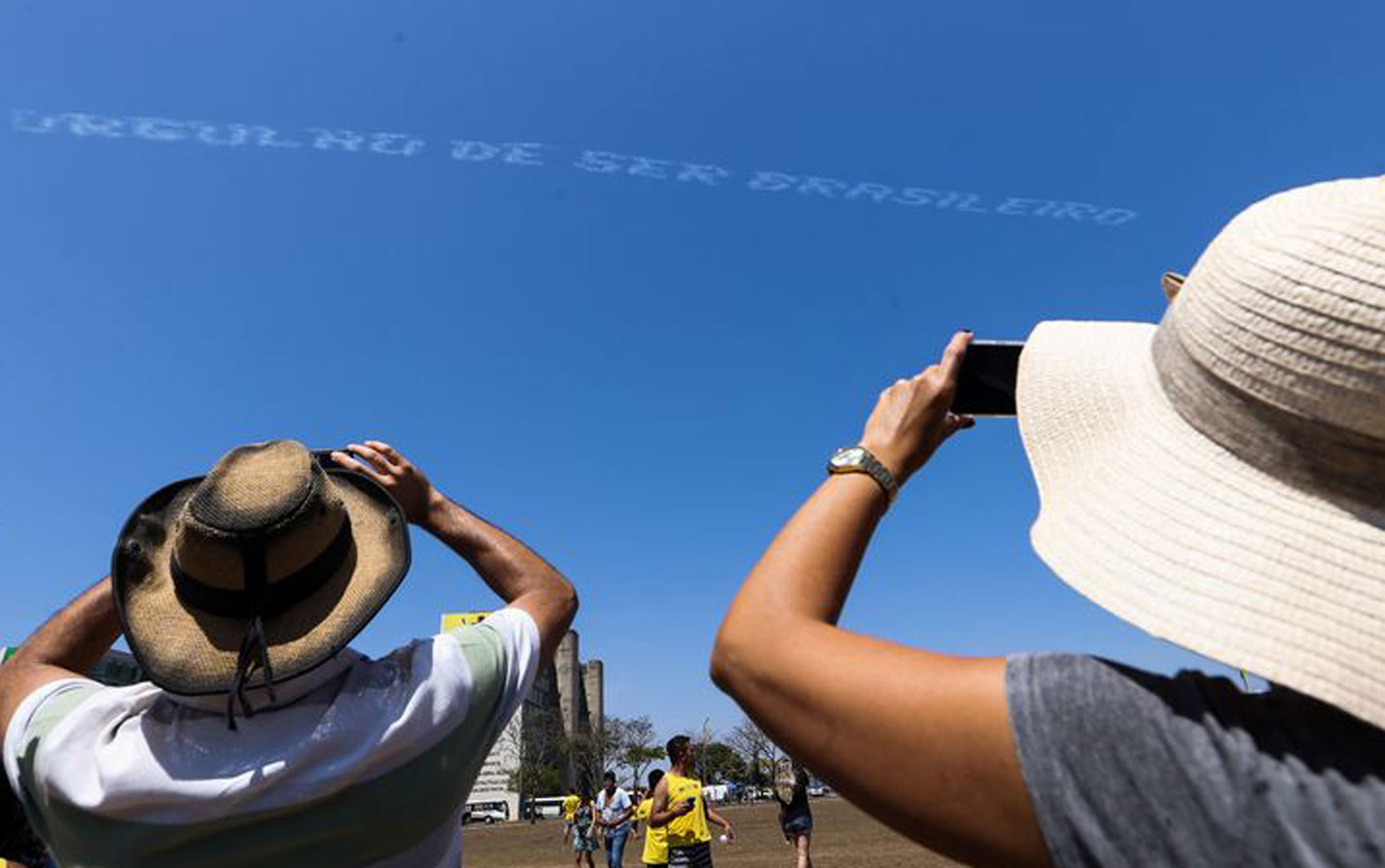 BRASÍLIA: Aviões da Esquadrilha da Fumaça escrevem a frase 'orgulho de ser brasileiro'