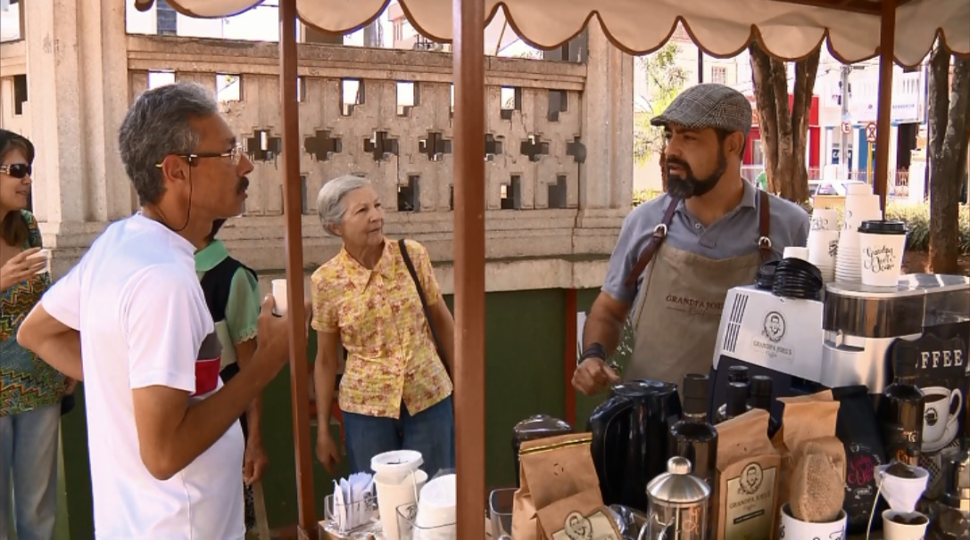 Casal produz café especial e já pensa em montar franquia da cafeteria-bicicleta (Foto: Reprodução EPTV)