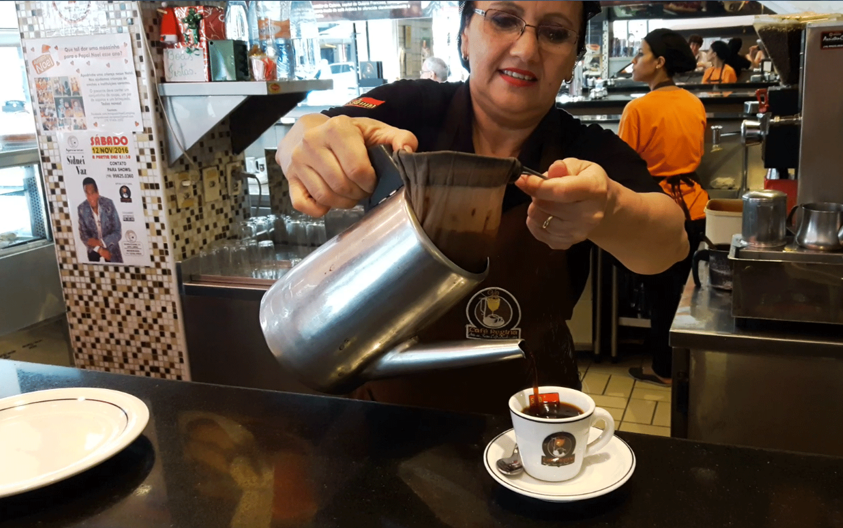 Pesquisa mostra que brasileiros preferem café tradicional (Foto: Henrique Maruyama/ Arte G1)