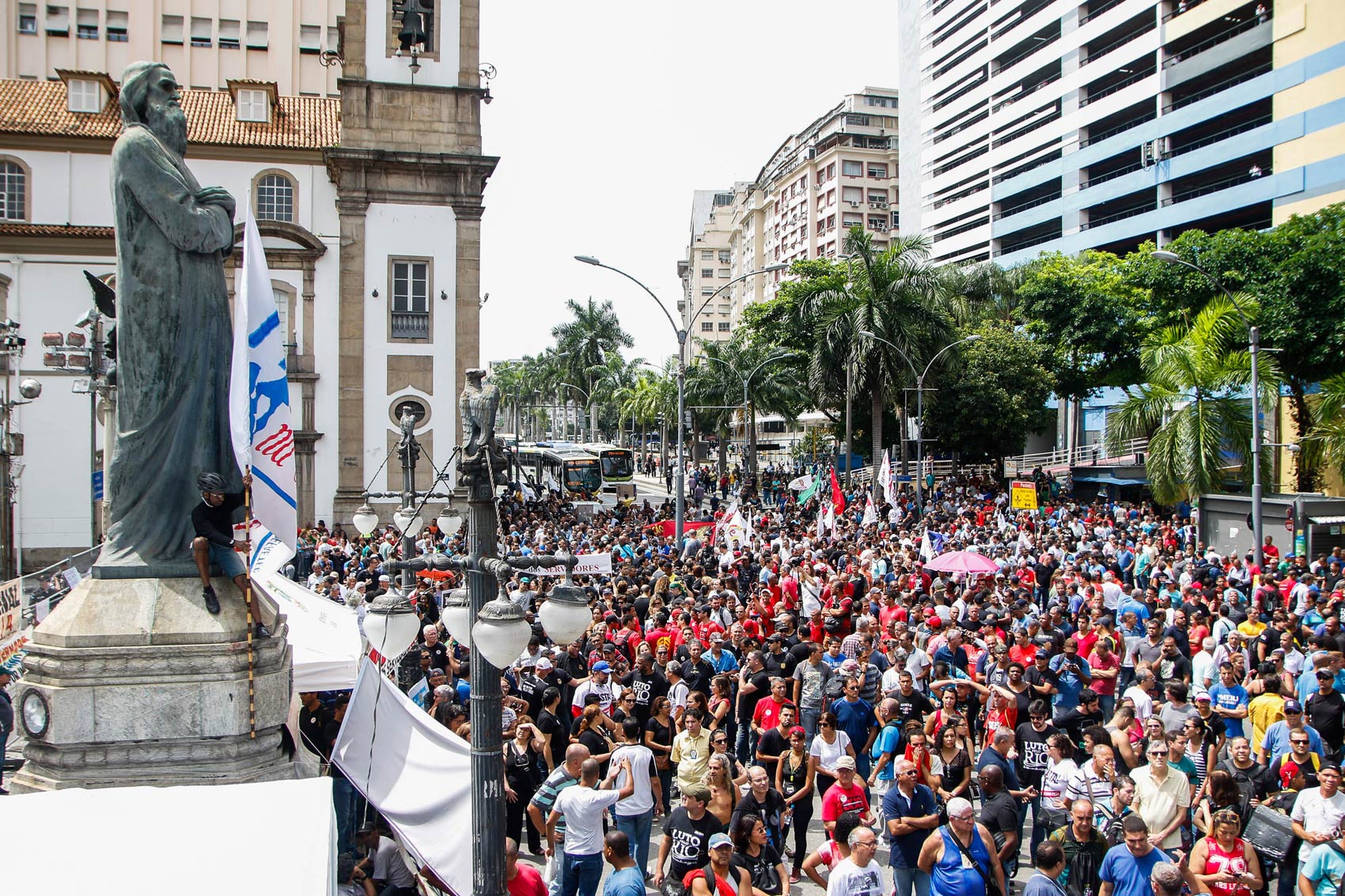 Servidores públicos protestam contra pacote de medidas do governo no primeiro dia de discussão na Alerj, no Centro do Rio de Janeiro