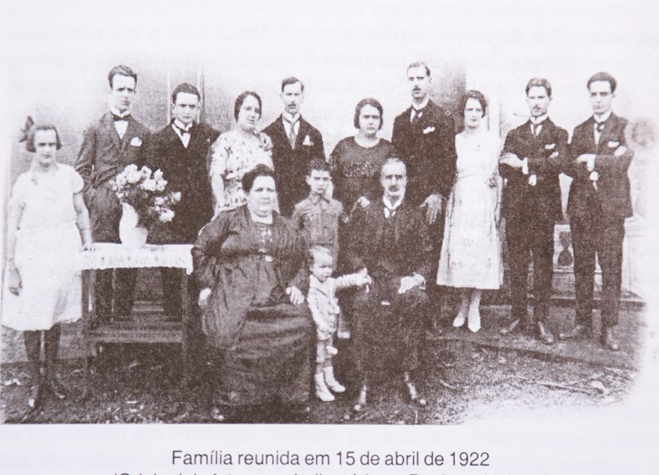 Uma das famílias pioneiras na cafeicultura da região, reunidas em 1922 em Guaxupé (Foto: Arquivo Pessoal / Ceres Rezende de Magalhães Almeida)