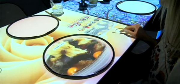 Cliente controla pedidos e visualiza os pratos no Inamo, em Londres (Foto: Reprodução)