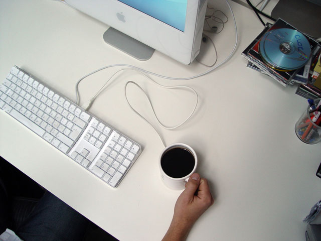 Mexendo no computador com o Mug Mouse (Foto: Divulgação)