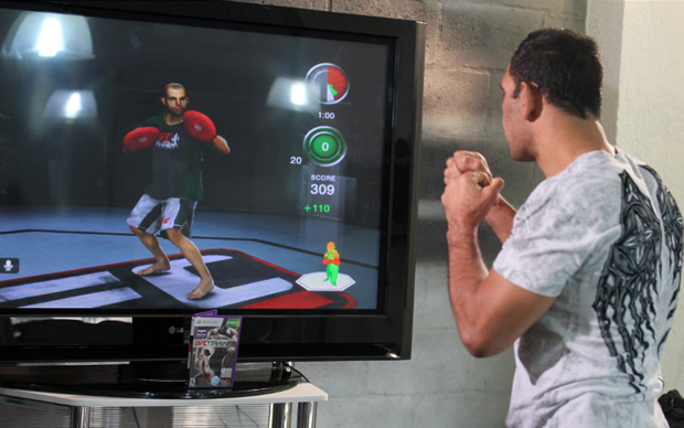 Rogério Minotouro jogando UFC Trainer (Foto: Allan Melo / TechTudo)