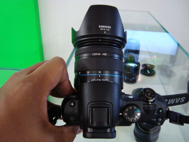 Samsung NX11 tem controle de configurações na lente (Foto: Reprodução)