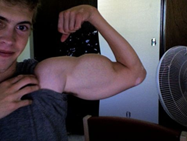 Quem precisa de proteína e anabolizantes se dá para conseguir 80cm de bíceps em segundos? (Foto: Reprodução)