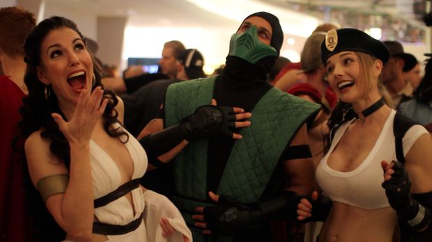 Rainha Gordo (300) e Sonya Blade se divertem com Reptile (ambos de Mortal Kombat) (Foto: Divulgação)