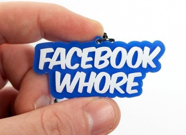 Colar "Prostituta do Facebook" (Foto: Reprodução)