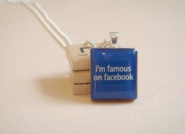 Pingente "Eu sou famoso no Facebook" (Foto: Reprodução)
