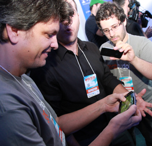 Testando o PS Vita (Foto: Allan Melo)