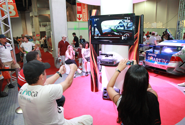 Forza 4 sendo jogado com o Kinect (Foto: Allan Melo/TechTudo)