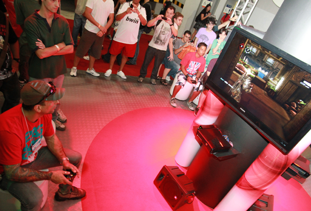 Marcelo Dourado jogando Gears of War 3 na BGS (Foto: Allan Melo/TechTudo)