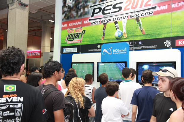 Pro Evolution Soccer 2012 no stand da NC Games (Foto: Allan Melo/TechTudo)