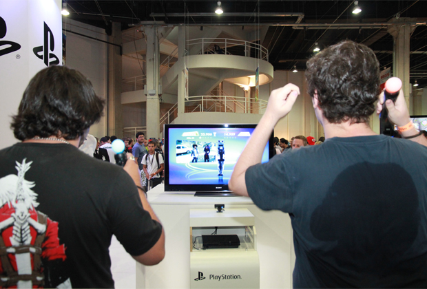 Público jogando no stand da Sony (Foto: Allan Melo/TechTudo)