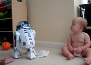 Bebê 'conversando' com R2D2 (Foto: Reprodução)