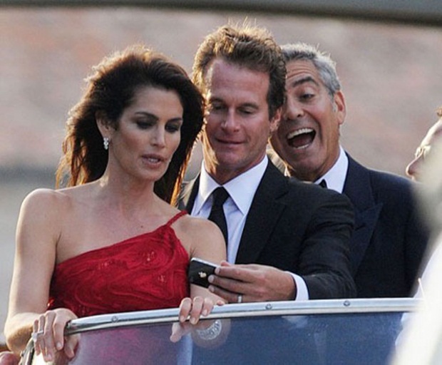 George Clooney fazendo photobombing (Foto: Reprodução)