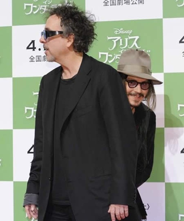 Johnny Depp photobombeando Tim Burton (Foto: Reprodução)