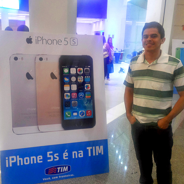 O garçon Lucas Amaral foi primeiro brasileiro comprar o iPhone 5S em SP (Foto: Pedro Zambarda / TechTudo)