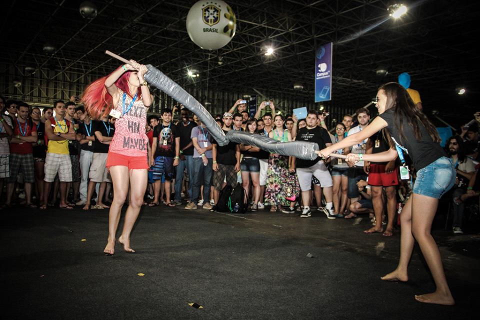 Espadas improvisadas trazem divertidas batalhas a feira (Foto: Reprodução/Flickr)