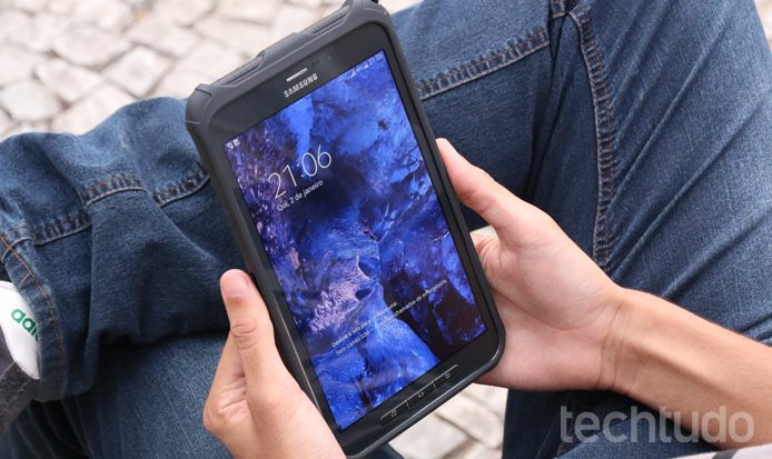 Galaxy Tab Active tem design super-resistente (Foto: Lucas Mendes/TechTudo)