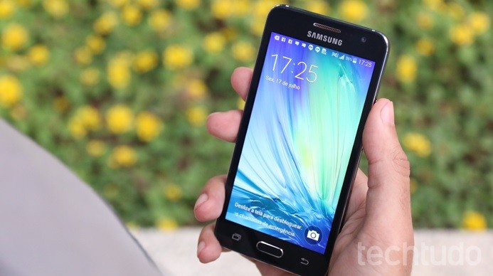 Samsung Galaxy A3, com tela de 4,5 polegadas (Foto: Lucas Mendes/TechTudo)