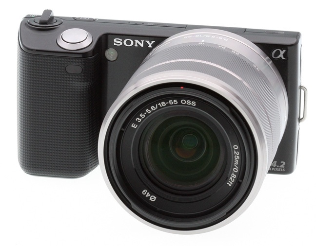Câmeras mirrorless são menores e mais leves que as DSLR (Foto: Divulgação/Sony)